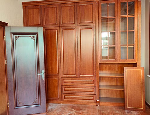 黄南中式家庭装修里定制的实木衣柜效果图